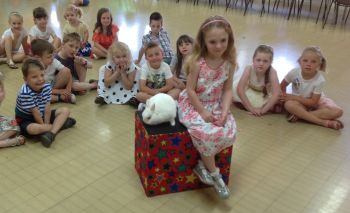Kegworth Family Parties | Magic Tricks & Games Snowy the rabbit entertaining children at a Kegworth birthday celebration