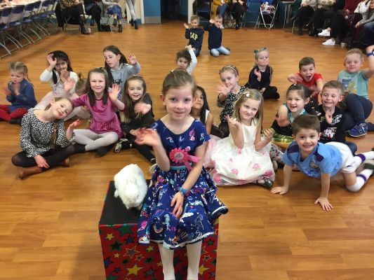 magician-childrens-entertainer-grantham Stuart the magician, expert children's entertainer for fun kids' parties in Grantham