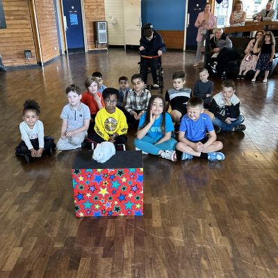 Stuart the magician, expert children's entertainer bringing wonder and laughter to unforgettable kids' parties in Newark