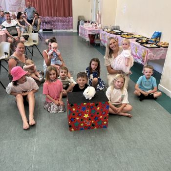 Children’s Magician in Allestree – Magic Stuart Magic Stuart performing an interactive magic show for children at a birthday party in Allestree.