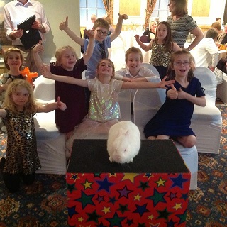 wedding magic show childrens entertainer derbyshire Magic Stuart entertaining children with a magic show at a Derbyshire wedding