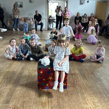 Children’s entertainer with Snowy the live rabbit at a birthday party in Findern