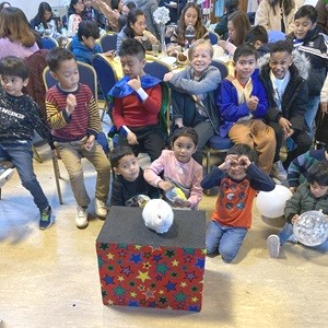 Nottingham magician brings magic and laughter to families A fun Nottingham party with the magician, balloons, and magical entertainment for families.