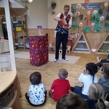 Visual comedy magic routines tailored specifically for primary age children across Nottinghamshire.