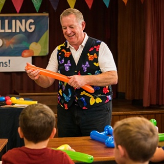 Magic Stuart running a fun balloon modelling workshop for school children in Derbyshire