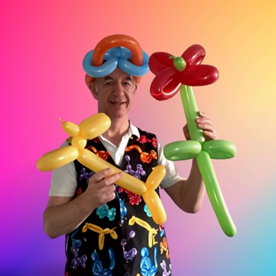 Magic Stuart dshowing balloon modelling creations