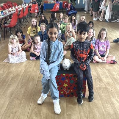 The magician entertains children in Mansfield with balloons, music, and magical tricks.