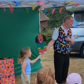 Stress-free complete party packages including magic show, music, games, and prizes.