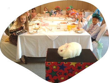 Magic Stuart entertaining children at a wedding